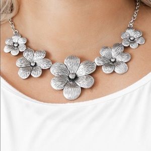 Paparazzi Floral Necklace